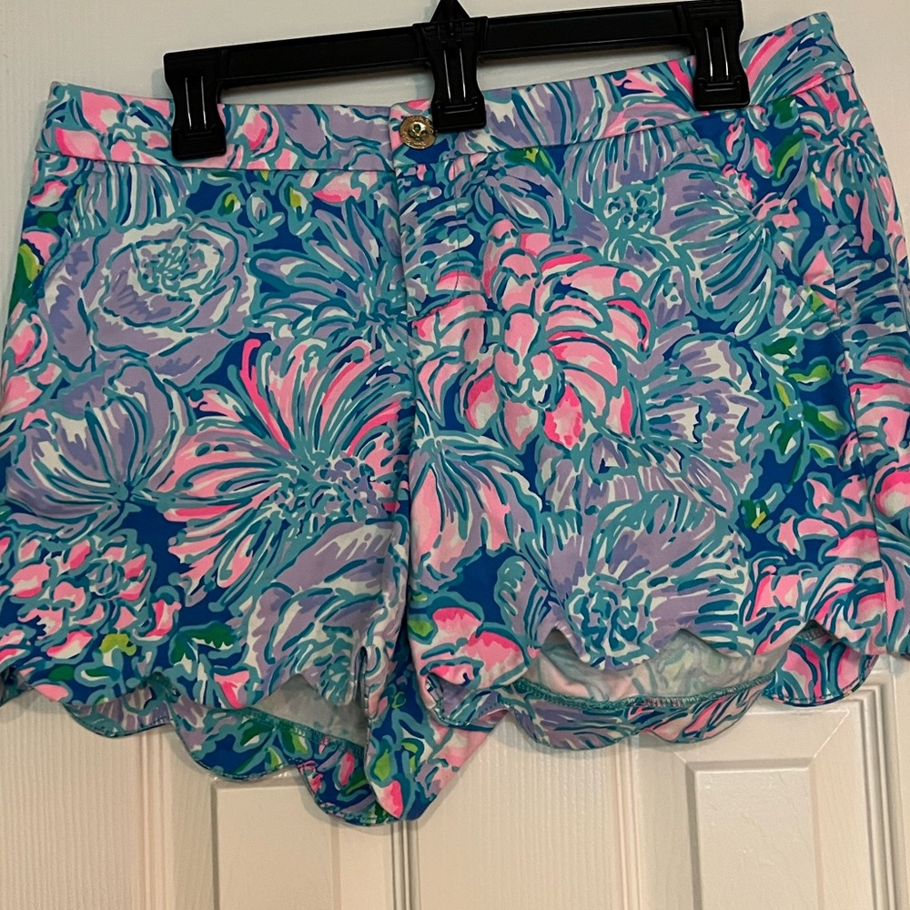Lilly Pulitzer “In Full Bloom” cotton scalloped hem size 8 5” shorts VEUC.
